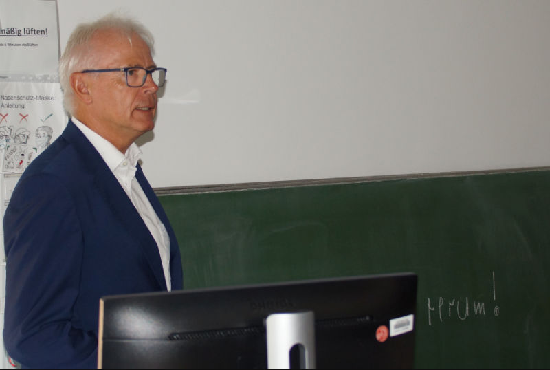 Norbert Ruch begrüßt die Teilnehmer.