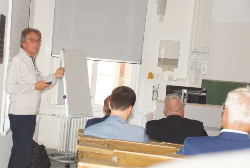 Prof. Dr. Kurt Marquardt steht an einem Whiteboard