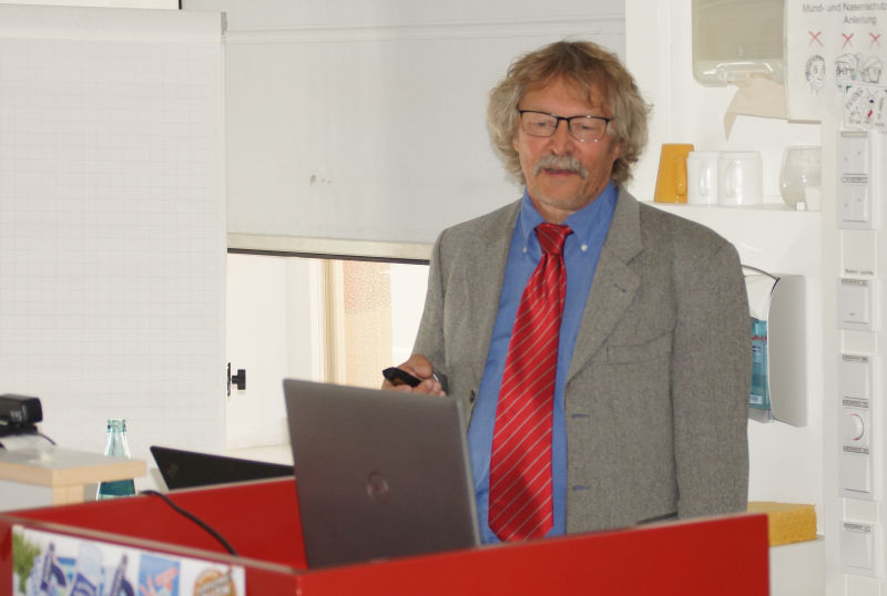 Porträt: Dr. Achim Michel-Backofen