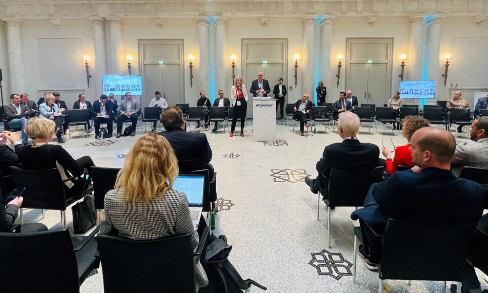 Teilnehmer der femak-Veranstaltung sitzen an Tischen im Hotel de Rome in Berlin und hören einem Vortrag zu.