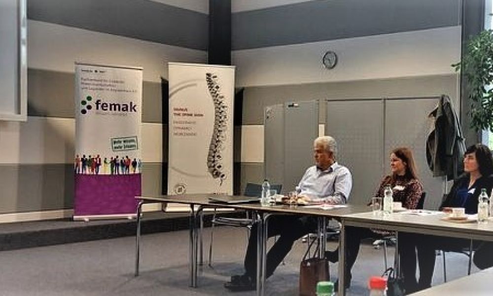 Publikum sitzt während einer femak-Regionalveranstaltung in einem großen Veranstaltungsraum