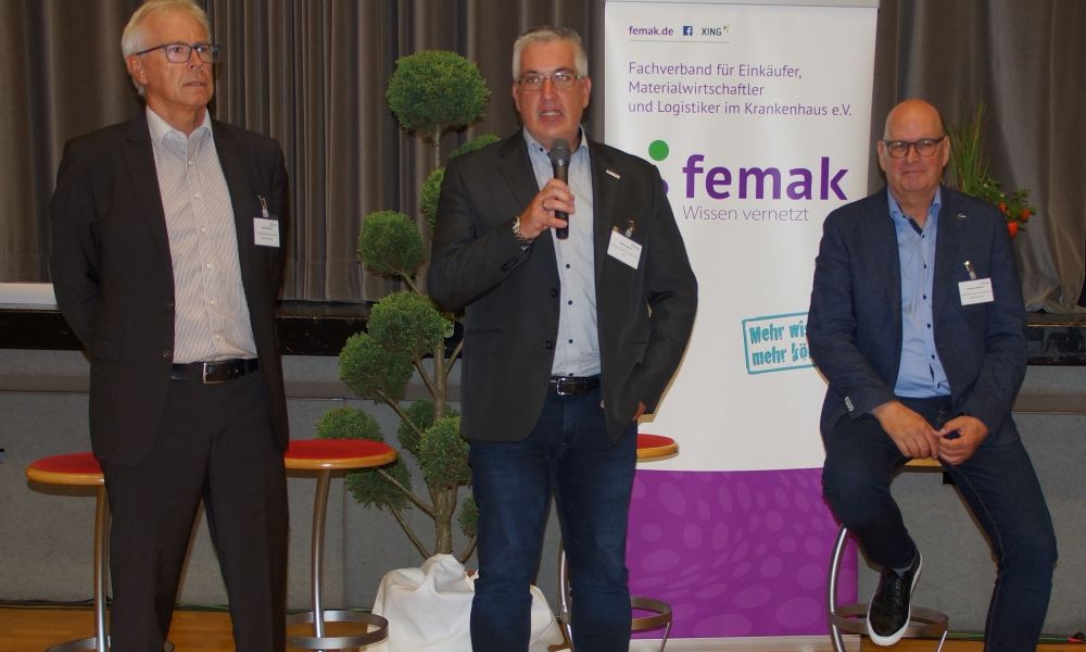 Publikum sitzt während einer femak-Veranstaltung in einem großen Veranstaltungsraum