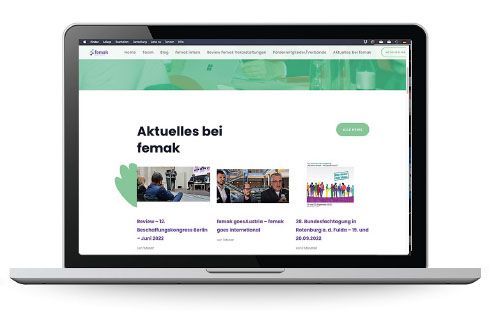 Auf einem Laptop ist die Webseite des femak e.V. abgebildet.