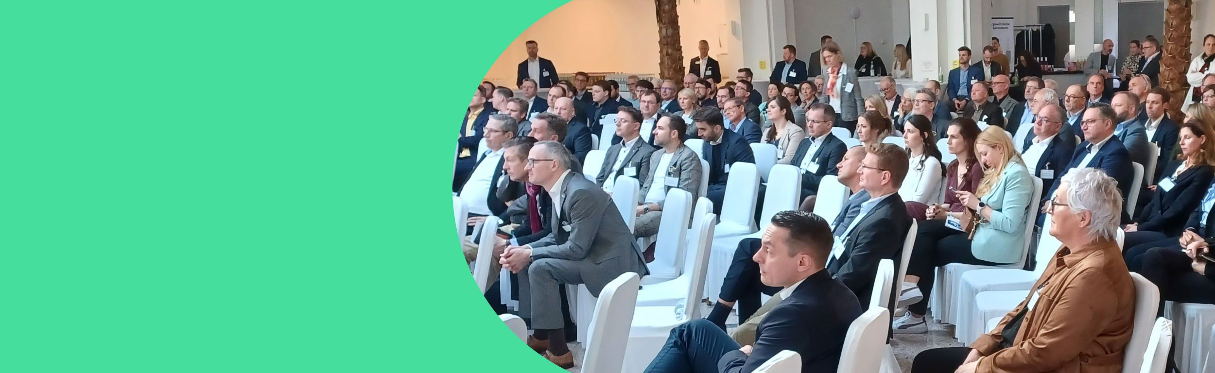 Teilnehmer eines Panels sitzen auf der Bühne und diskutieren aktuelle Themen.