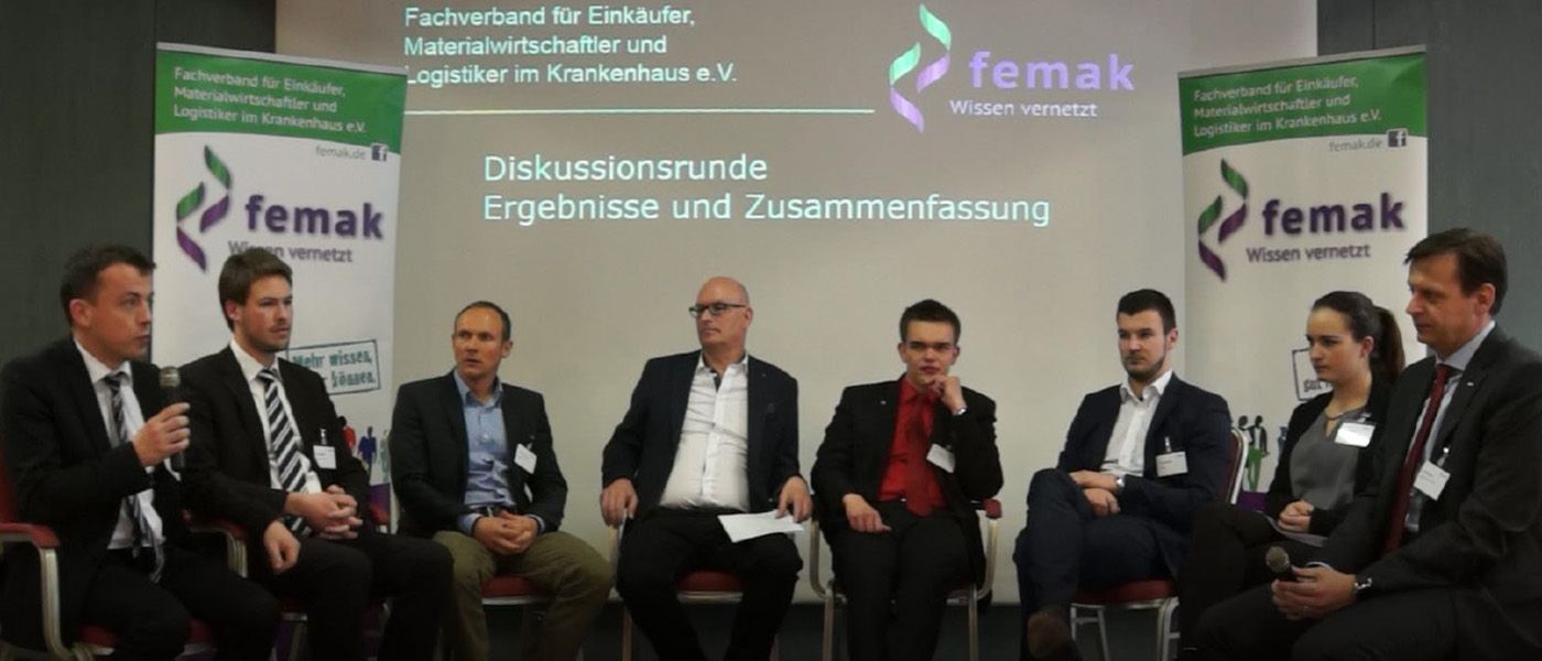 Teilnehmer der Schlussrunde diskutieren auf der Bühne und fassen die Ergebnisse der Bundesfachtagung zusammen.