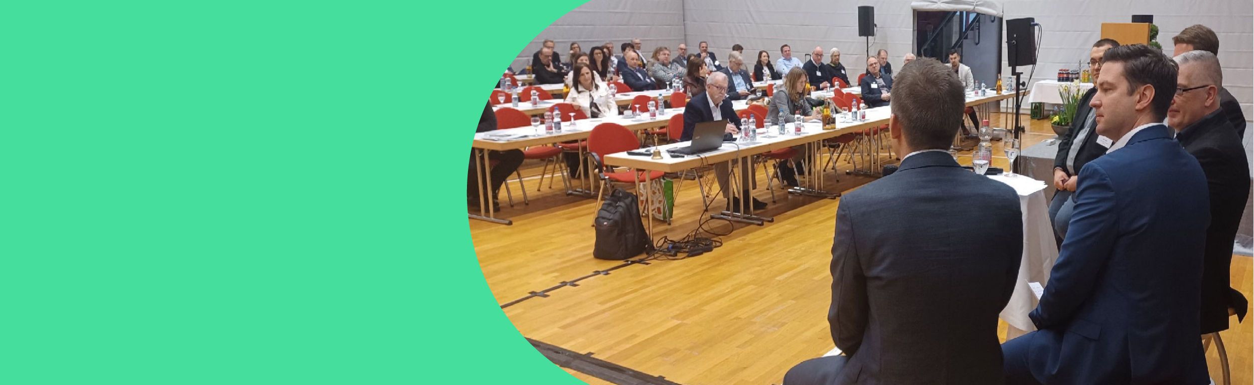 Publikum sitzt während einer femak-Veranstaltung in einem großen Veranstaltungsraum